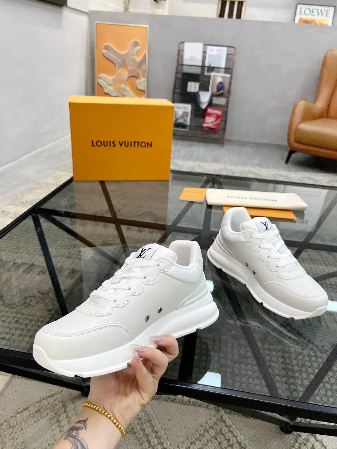 Factory price: 460💰Lv🔍Top purchasing agent🇮🇹 Road The most popular sports shoes for street men are available at the same counter. The uppers are imported cowhide fabrics from Italy, high-quality spliced colorful and complex handicrafts, imported comfortable mesh linings, soles: original soles specially provided by the original factory, T men's men's shoes 💰U foam exclusive movable molded soles are super comfortable, original factory and single goods, 🔍🔍high quality, you can enter and exit the counter at will, welcome to compare, code number 38-44, (45 customized)